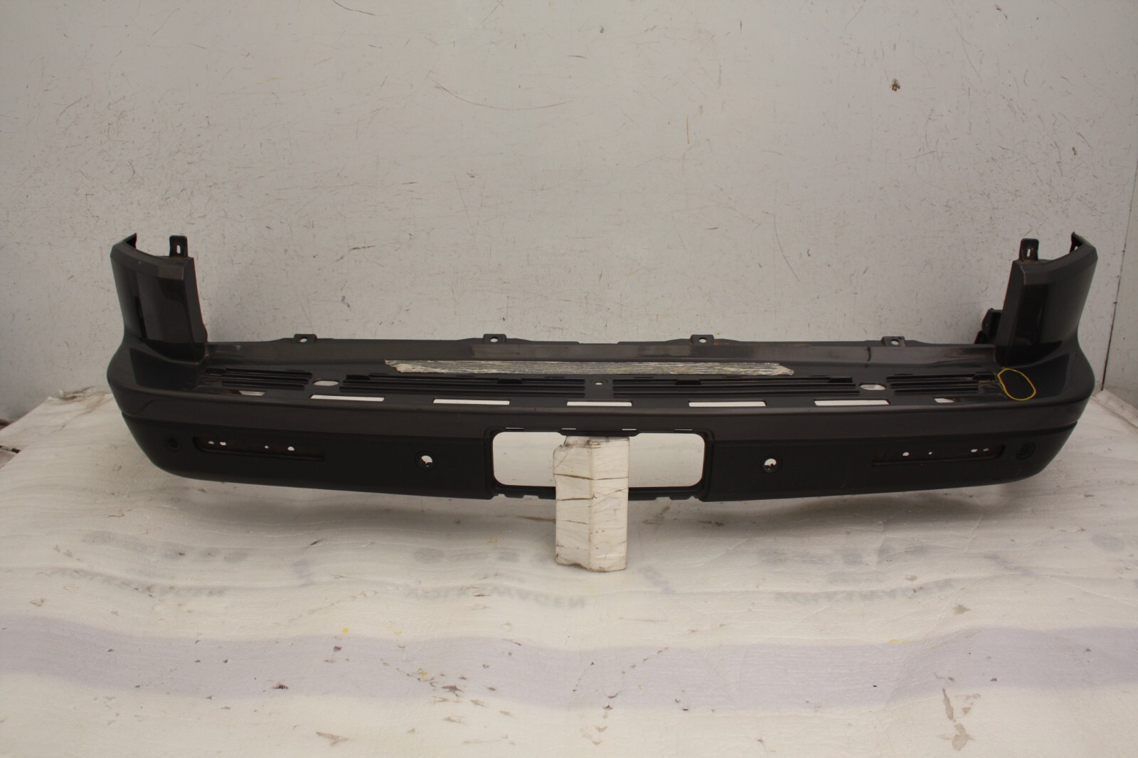 Land Rover Discovery Rear Bumper 2009 TO 2013 9H22-17D822-A Genuine