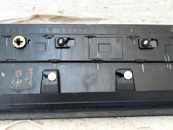 Range Rover Velar L560 Front Left Lower Door Moulding 17 23 J8A2 21065 A Genuine 178507860300 11