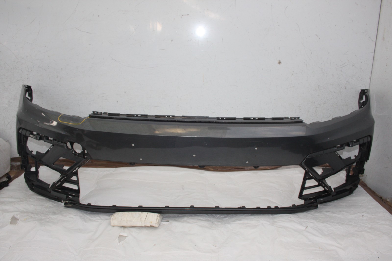 VW Tiguan R Line Front Bumper 2016 TO 2020 5NA807221B Genuine *DAMAGED*