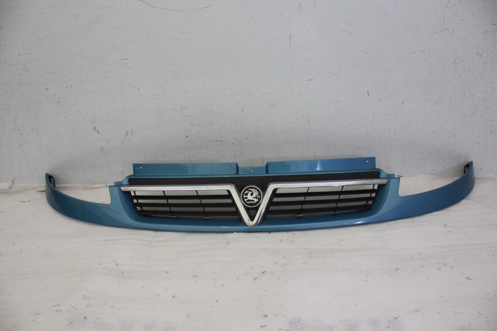 Vauxhall Vivaro Front Bumper Upper Section 2000 TO 2006 8200044885 *DAMAGED*