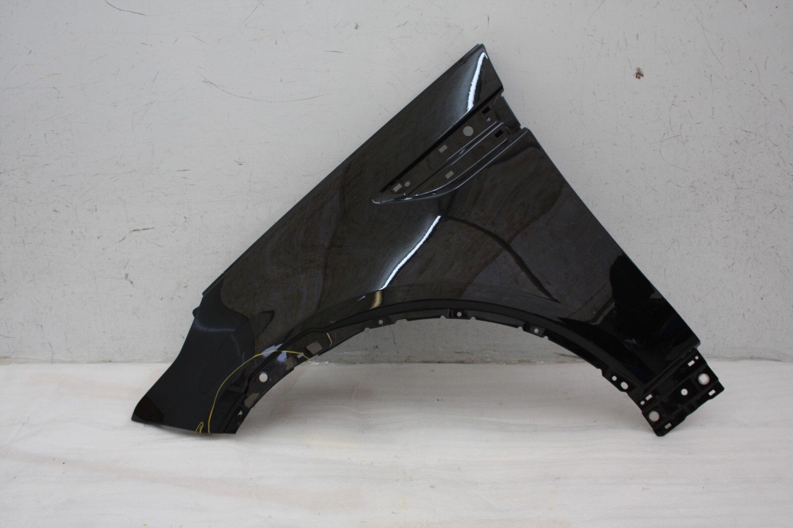 Land Rover Discovery L462 Front Left Side Wing 2017 ON HY32-16016-AE *DAMAGED*