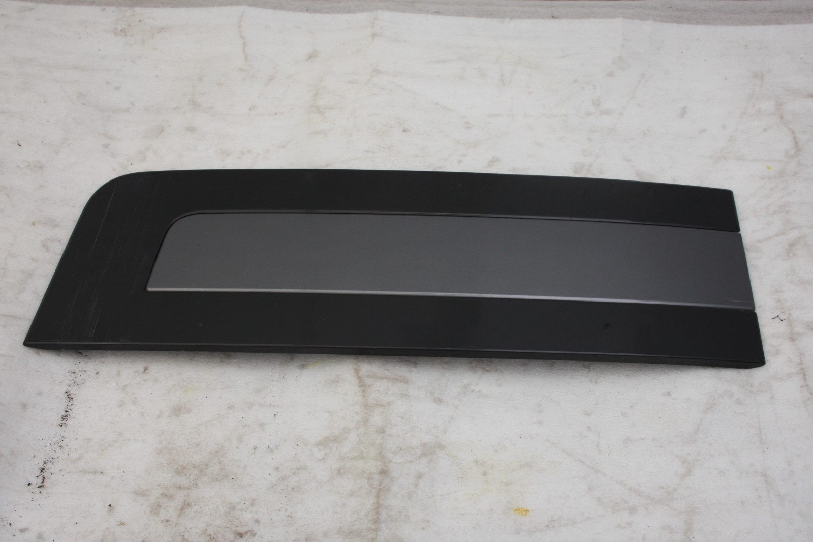 Range Rover Vogue L460 Front Right Door Trim 2022 ON M8E2-29426-ABW *DAMAGED*