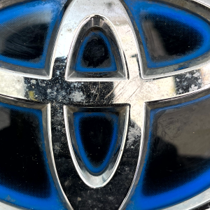 Toyota Prius Front Bumper Emblem Badge Logo 2009 TO 2016 Genuine - Image 4