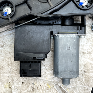 Vauxhall Grandland X Front Left Window Regulator Motor 17-22 9830320880 Genuine - Image 3