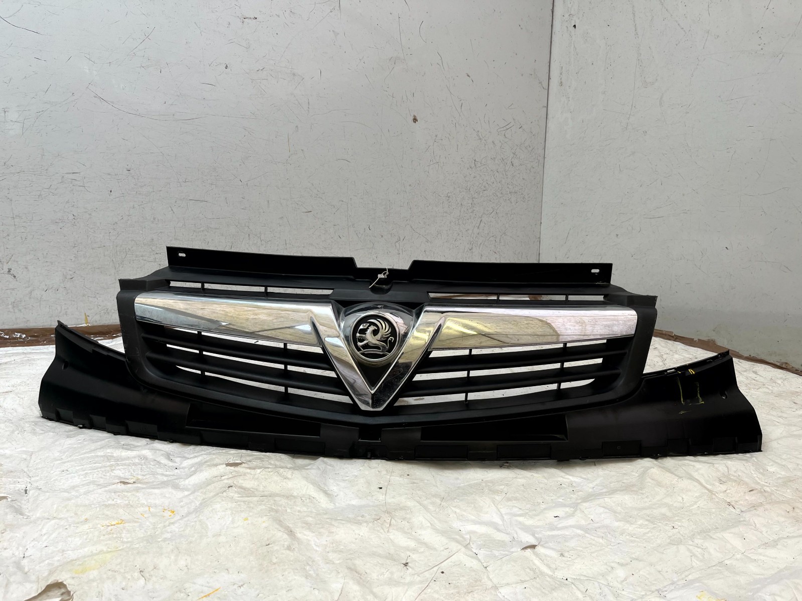 Vauxhall Vivaro Front Bumper Grille 2007 TO 2014 623100248R Genuine
