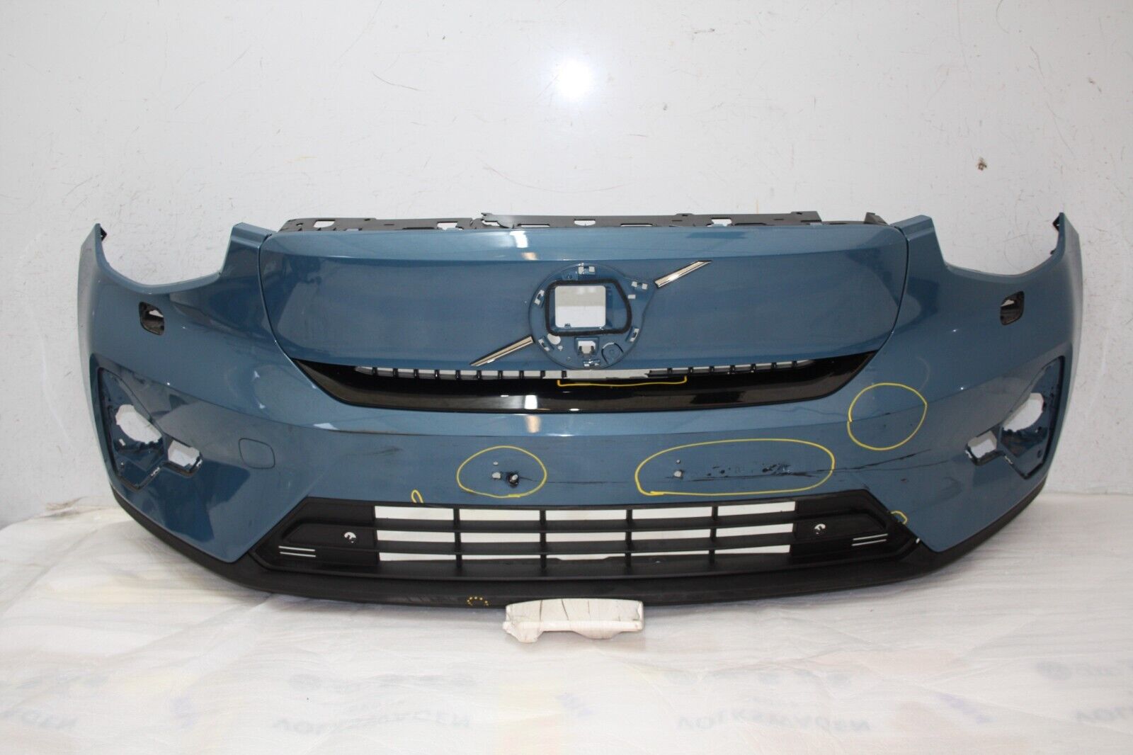Volvo XC60 Front Bumper 2022 ON 31690933 Genuine *DAMAGED*