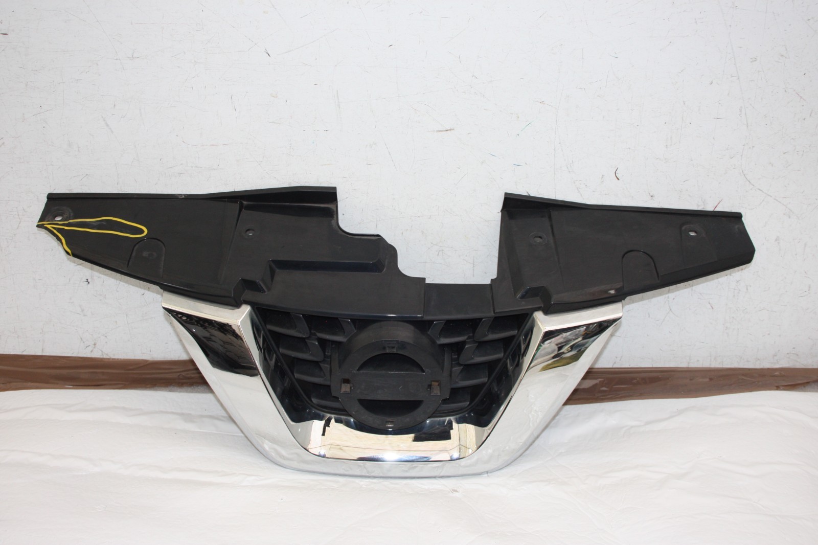 Nissan Juke Front Bumper Grill 62072-BV80A Genuine *DAMAGED*