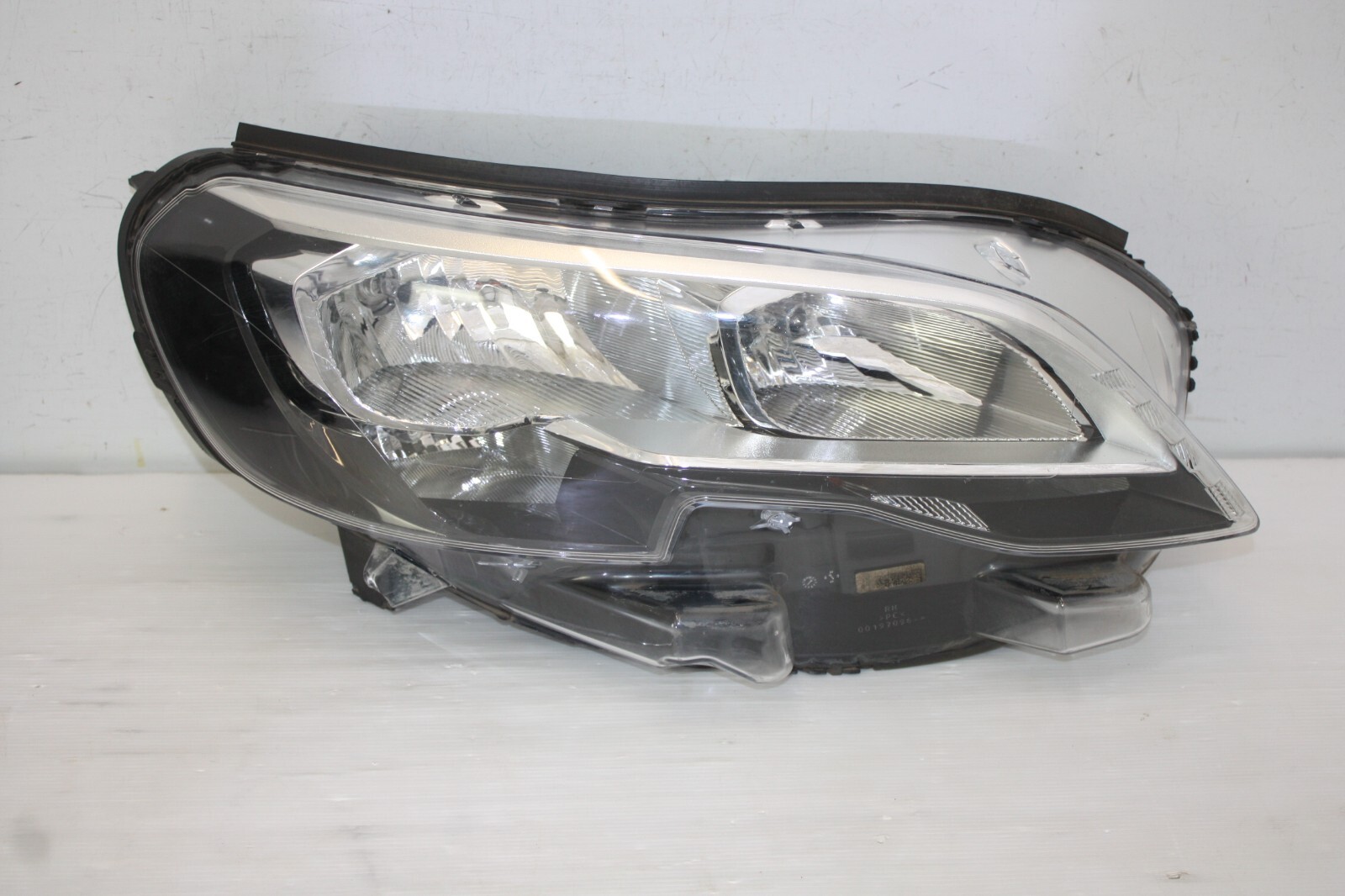 Peugeot Expert Right Side Headlight 2016 TO 2024 9808572780-00 Genuine *DAMAGED*