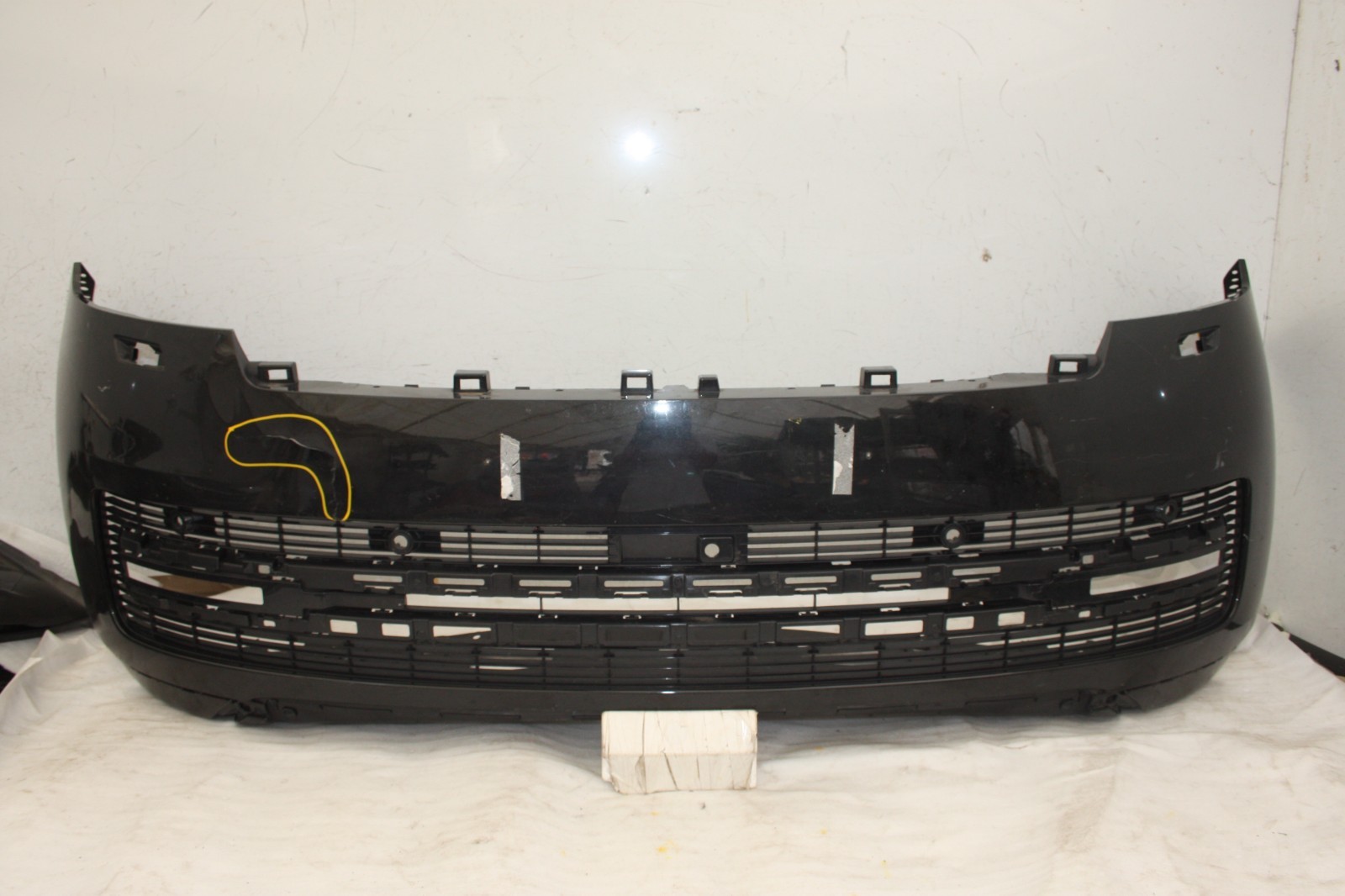 Range Rover Vogue L460 Front Bumper 2022 ON M8E2-17F003-A Genuine *DAMAGED*