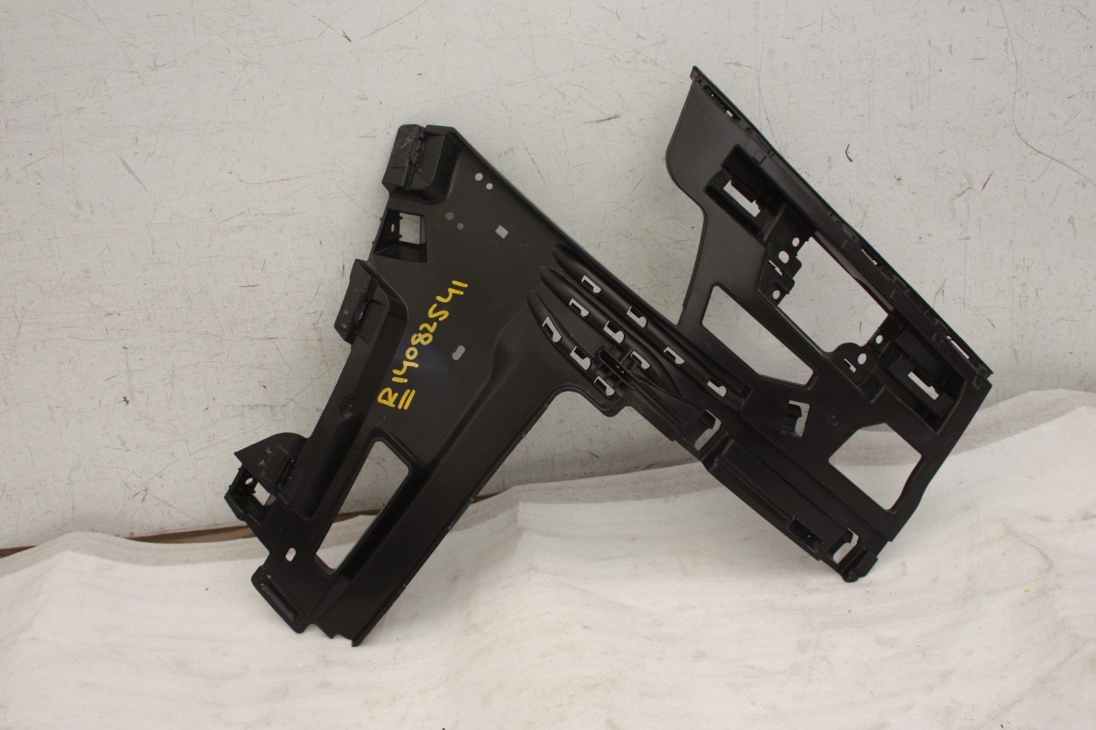 Range Rover Vogue L460 Front Bumper Right Bracket 2022 ON M8E2-17C862-A Genuine