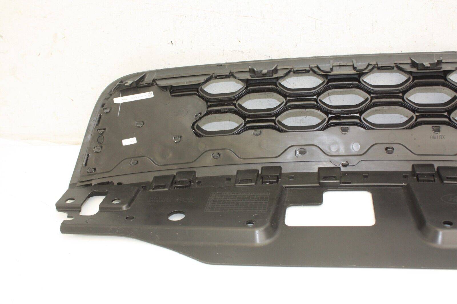 Land-Rover-Discovery-L462-Front-Bumper-Grill-MY42-8200-AD-Genuine-176599317973-8