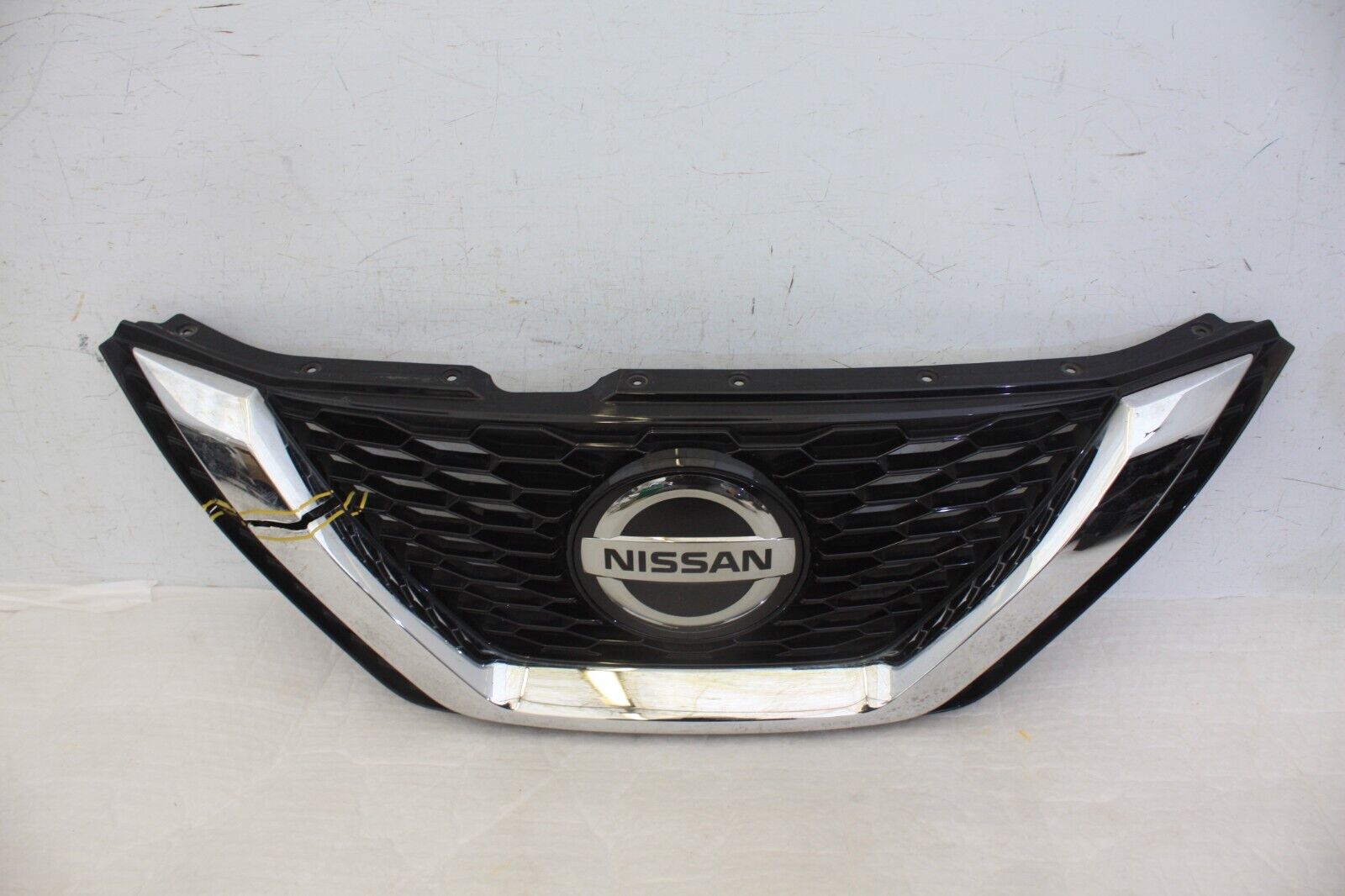 Nissan Qashqai Front Bumper Grill 2021 ON 62310-HV3** Genuine *DAMAGED*