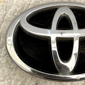 Toyota Corolla Front Bumper Emblem Badge Logo 75311-02120 Genuine - Image 3