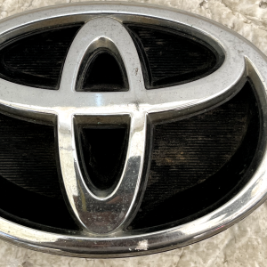 Toyota Corolla Front Bumper Emblem Badge Logo 75311-02120 Genuine - Image 4