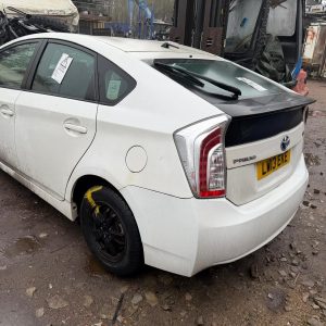 Toyota Prius 1.8L Hybrid Accident Damaged Breaking Parts - Image 4