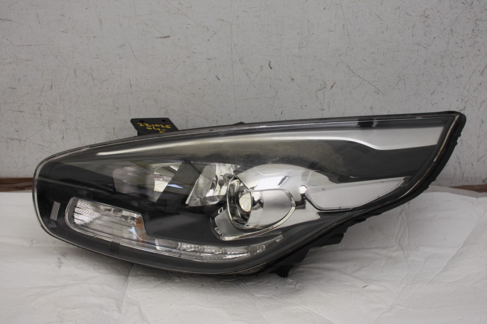 Kia Carens Left Side Headlight 2013 TO 2017 Genuine *DAMAGED*