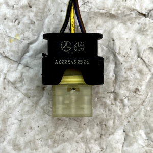 Mercedes C-Class W205 PDC Sensor Wiring Loom Plug Connector A0225452526 Genuine - Image 3