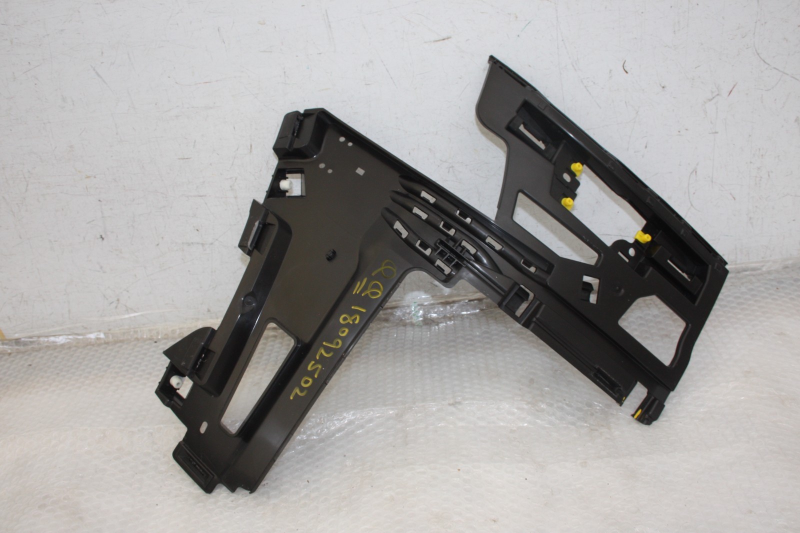 Range Rover Vogue L460 Front Right Bracket 2022 ON *ONE CLIP DAMAGED*