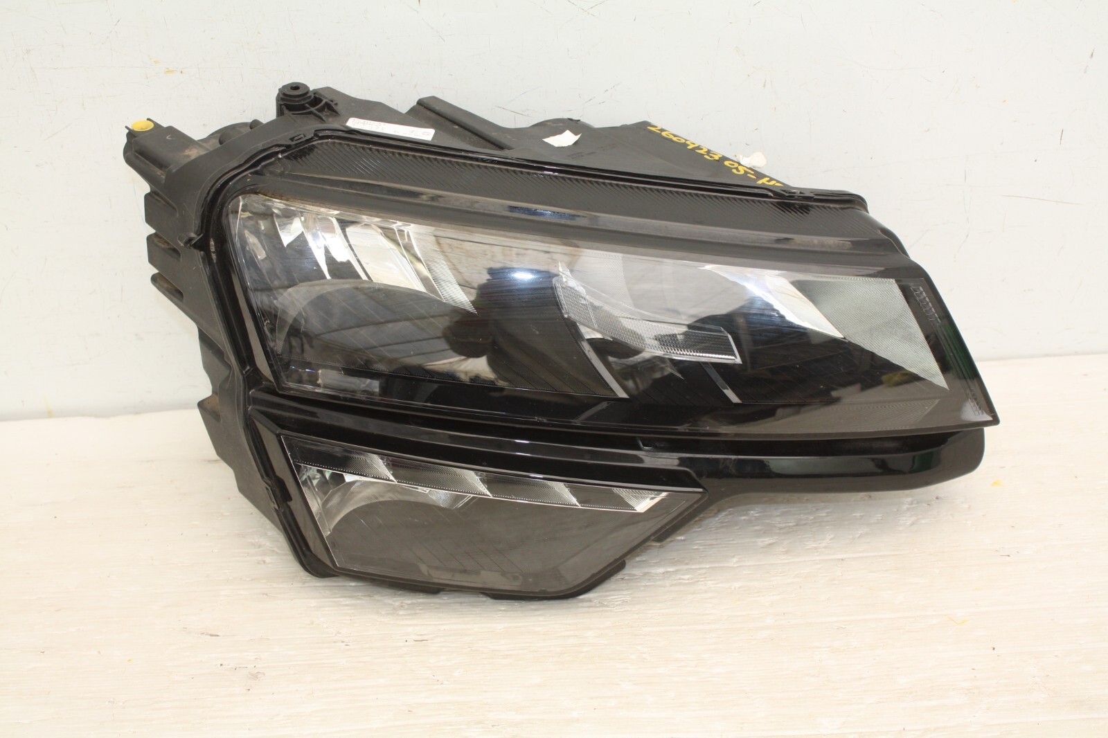 Skoda Karoq Headlight right 2017 TO 2022 57C941016A *DAMAGED*