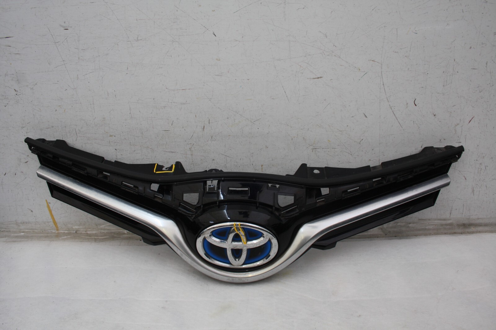 Toyota Yaris Front Bumper Upper Grill 2014 TO 2017 53101-0D650 Genuine *DAMAGED*