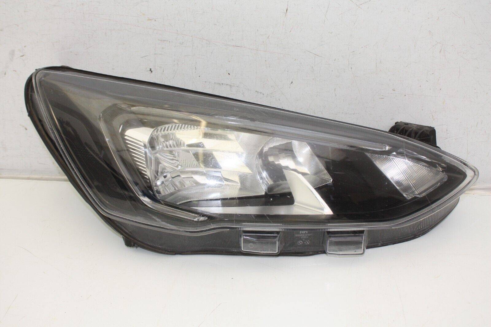 Ford-Focus-Right-Side-Headlight-MX7B-13E014-DC-Genuine-FIXING-DAMAGED-176606100885