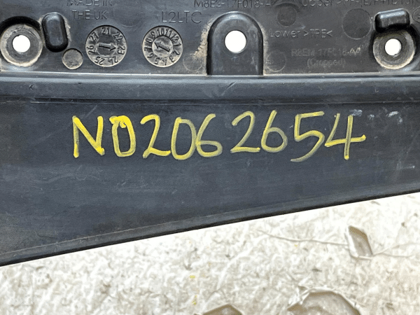 LR Range Rover Vogue L460 Front Bumper Left Mud Flap Trim M8E2 17F018 A Genuine 178316761895 9