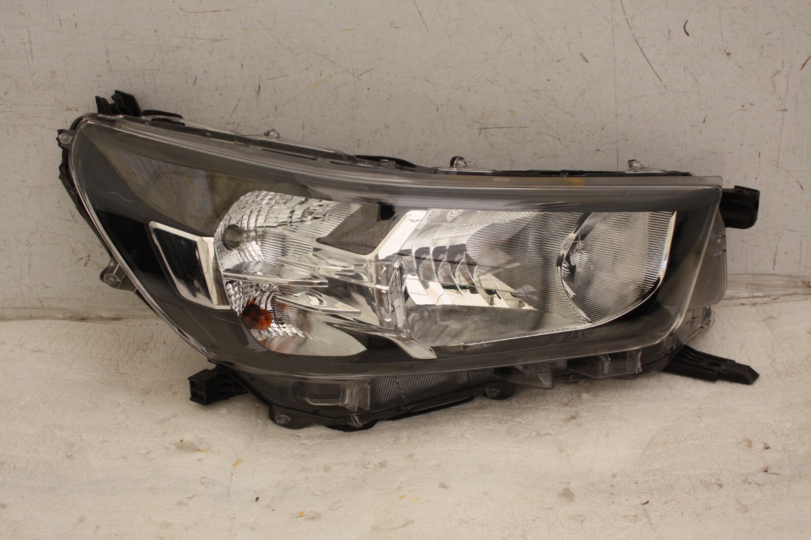 Toyota Hilux Right Side Headlight Genuine *DAMAGED*