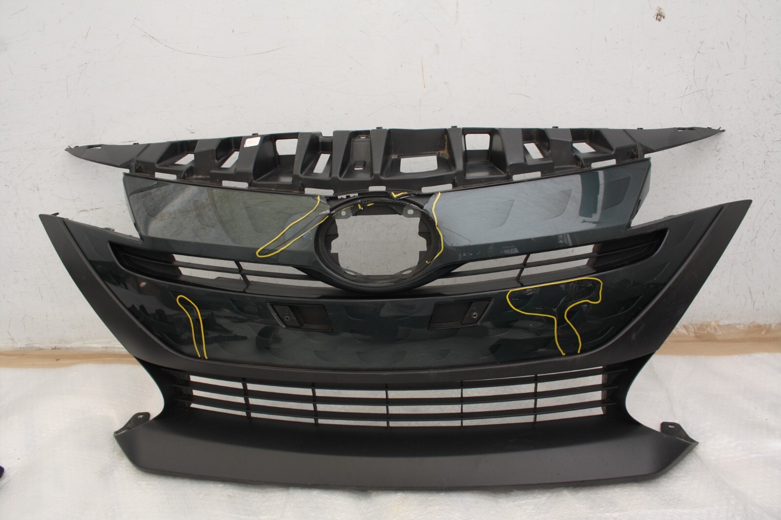 Toyota Prius Front Bumper Grill 2016 TO 2019 53112-47261 Genuine *DAMAGED*