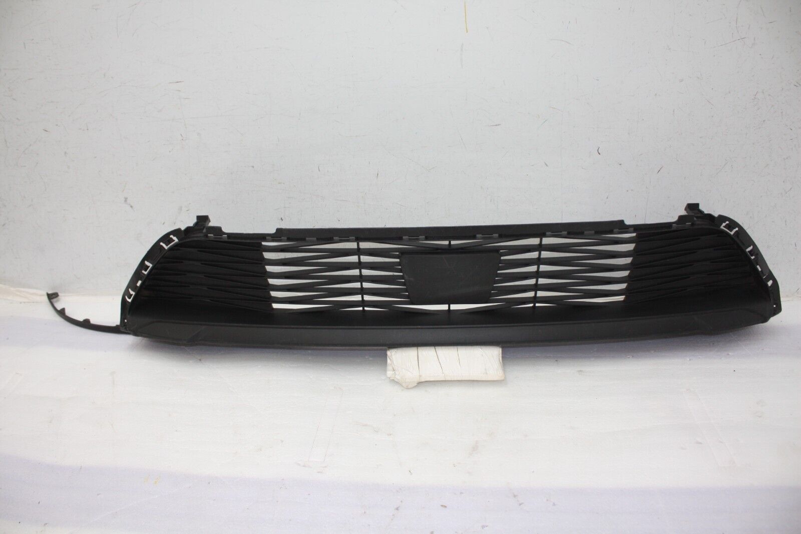 Kia Ceed Front Bumper Lower Grille 2022 ON 86560-J7DB0 Genuine *DAMAGED*