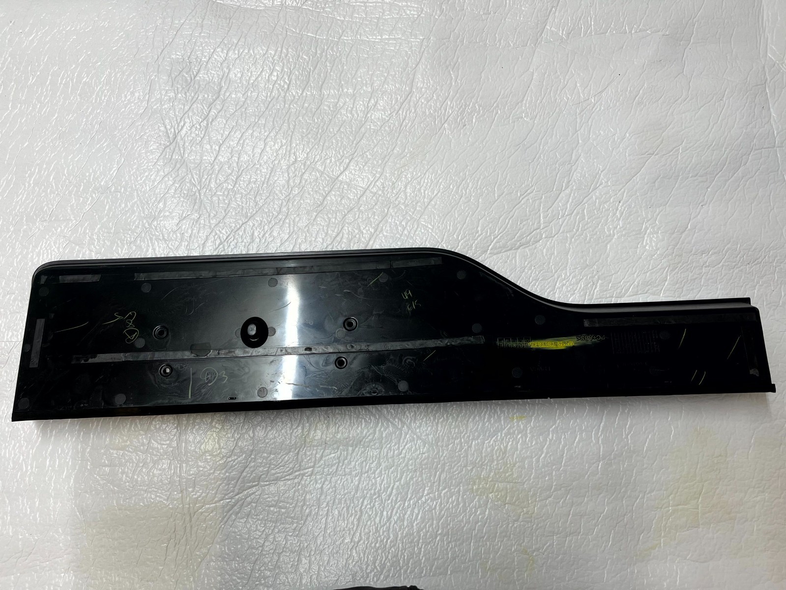 Land Rover Discovery Rear Bumper Number Plate Holder 17 ON MY42-13418-D Genuine