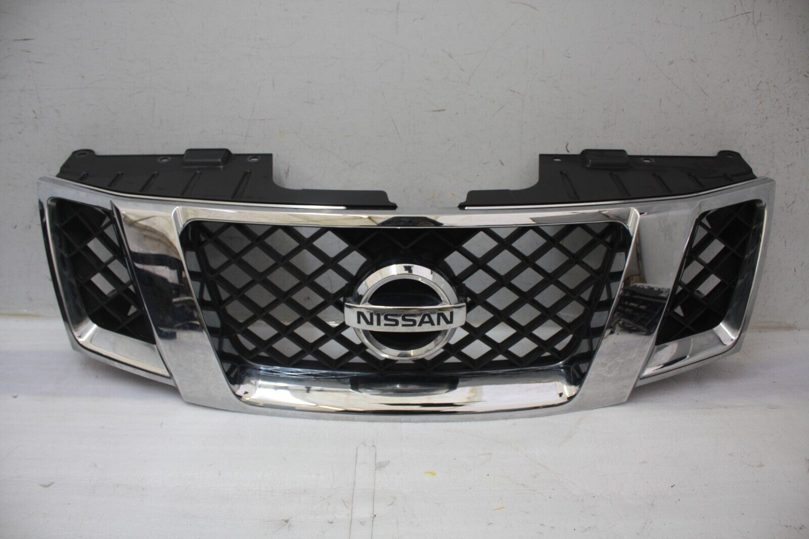 Nissan Navara NP300 Front Bumper Grill 2010-2015 62311-5X00A Genuine *DAMAGED*