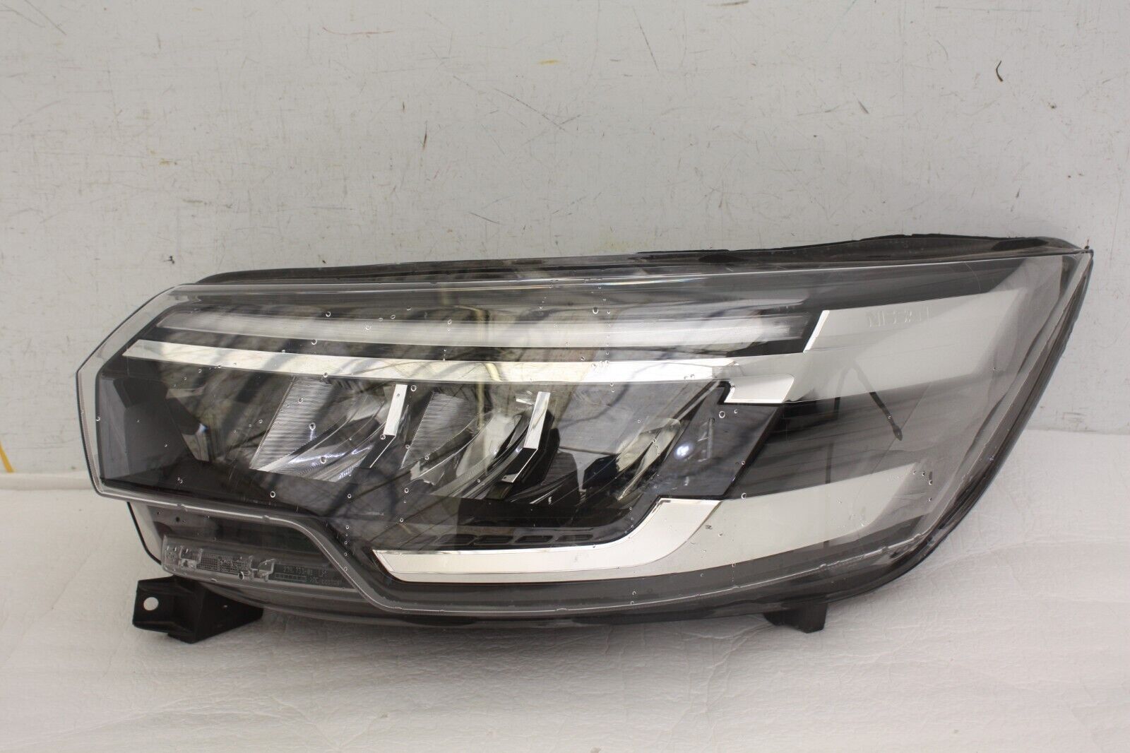 Nissan Primastar Left Side Xenon Headlight 2022 on 26060-7446R Genuine *DAMAGED*