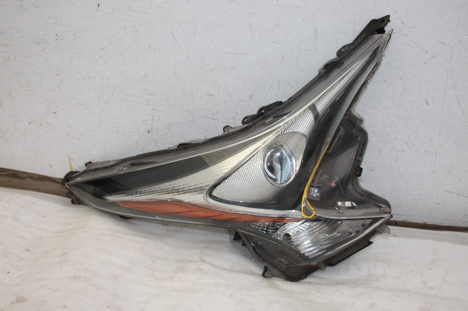 Toyota Prius Right Side Headlight 2016 TO 2019 Genuine *DAMAGED*