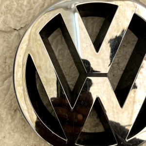 VW Caddy Passat Touran Front Emblem Badge Logo 1T0853601 Genuine - Image 3