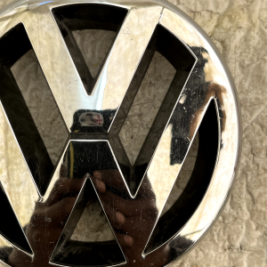 VW Caddy Passat Touran Front Emblem Badge Logo 1T0853601 Genuine - Image 4