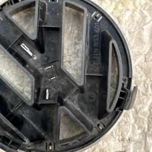 VW Caddy Passat Touran Front Emblem Badge Logo 1T0853601 Genuine - Image 7