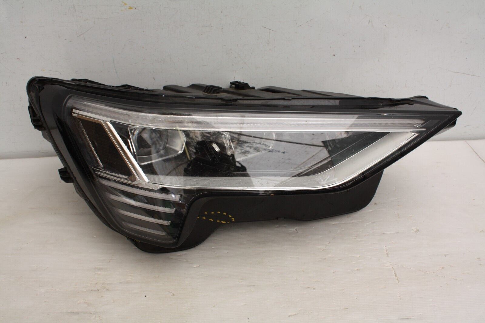 Audi E-Tron Right Side LED Headlight 2018 on 4KE941040A Genuine *DAMAGED*