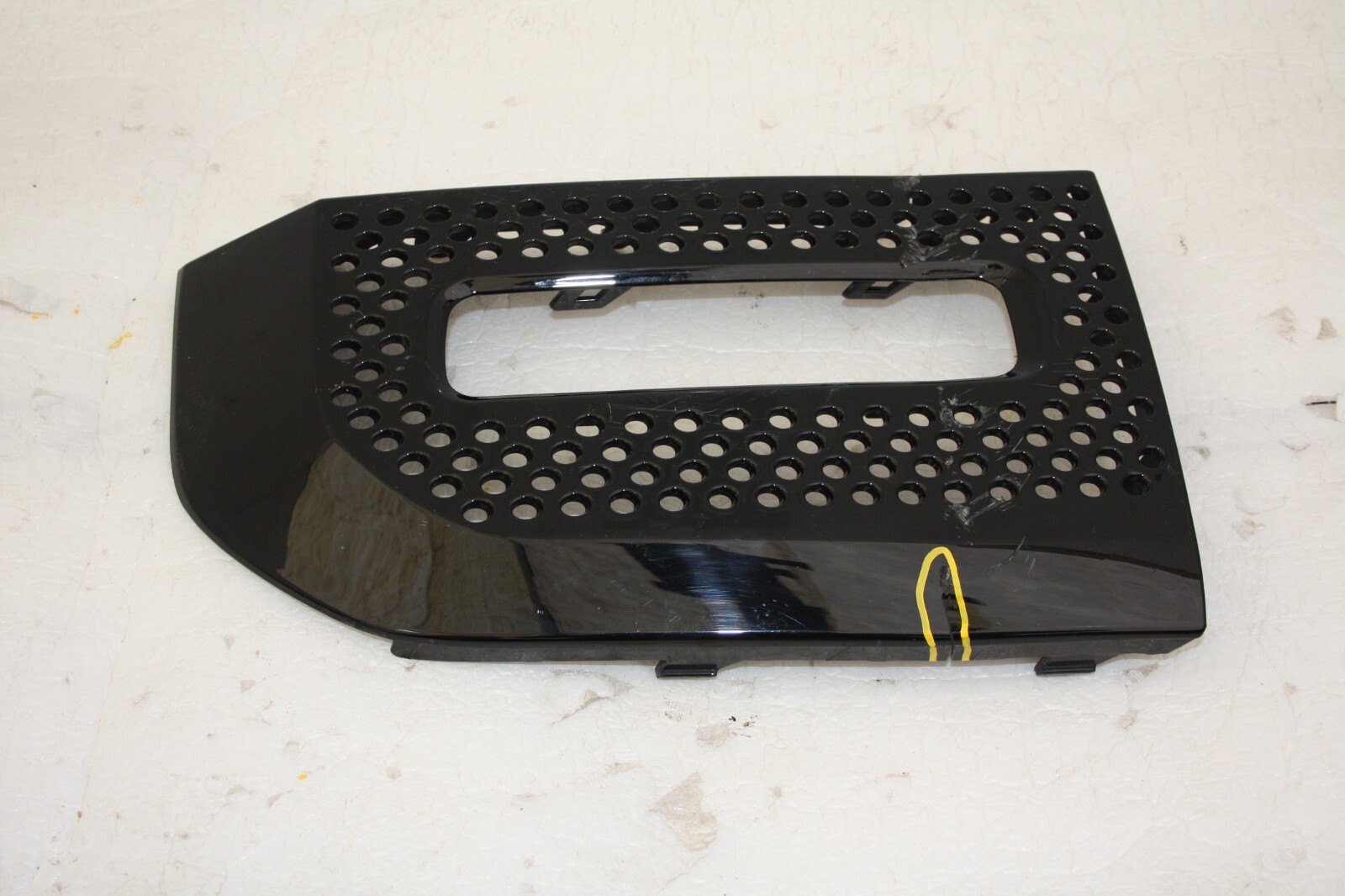 Land Rover Defender L663 Front Right Fog Light Grill 20 ON J8A2-21064-B *DAMAGED