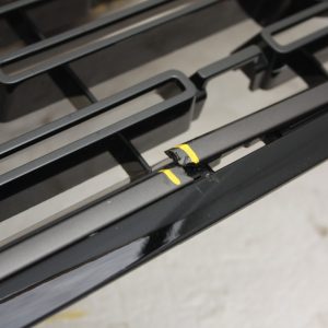 Range Rover Evoque Dynamic Front Bumper Grill 2019 ON R8D2-8200-A *DAMAGED* - Image 7