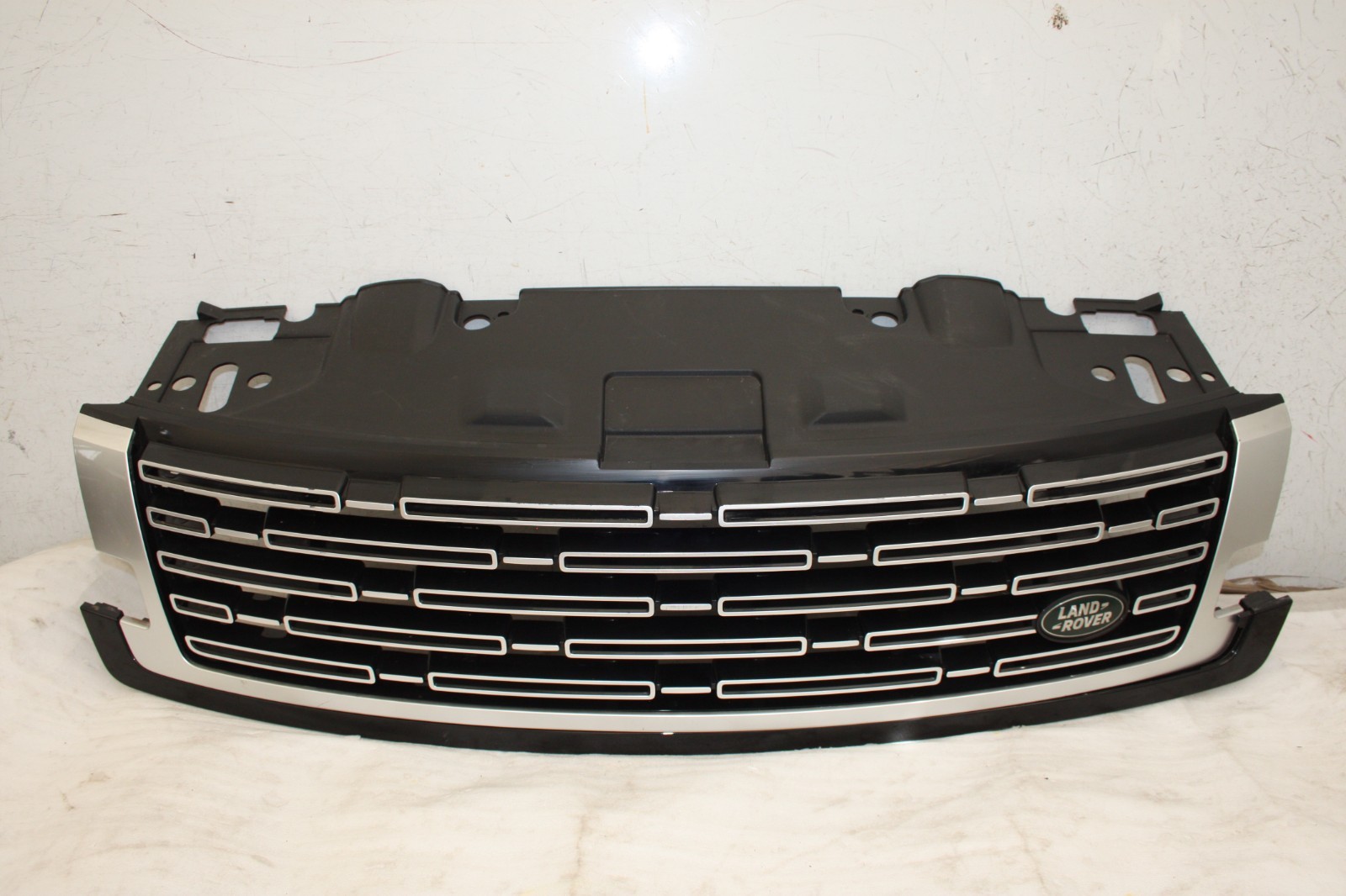 Range Rover Vogue L460 Front Bumper Grill 2022 ON M8E2-8200-A Genuine *DAMAGED*