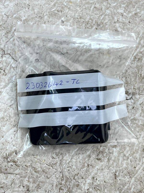 Renault Clio Mk4 Rear Bumper Tow Hook Eye Cap Cover 2016-2019 511653283R Genuine 13 Renault Clio Mk4 Rear Bumper Tow Hook Eye Cap Cover 2016 2019 511653283R Genuine 178507815497 14