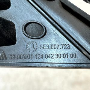 Skoda Octavia Front Left Grille Holder Bracket 2020 TO 2024 5E3807723 Genuine - Image 9