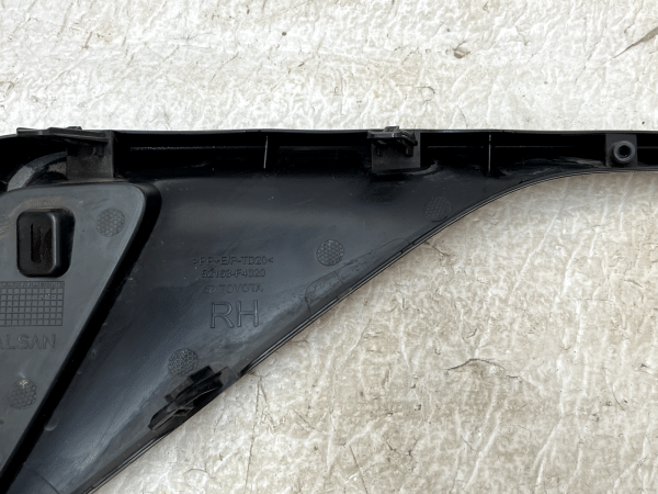 Toyota C-HR Rear Bumper Right Reflector Trim 2016 TO 2019 52163-F4020 Genuine 7 Toyota C HR Rear Bumper Right Reflector Trim 2016 TO 2019 52163 F4020 Genuine 178510567597 8