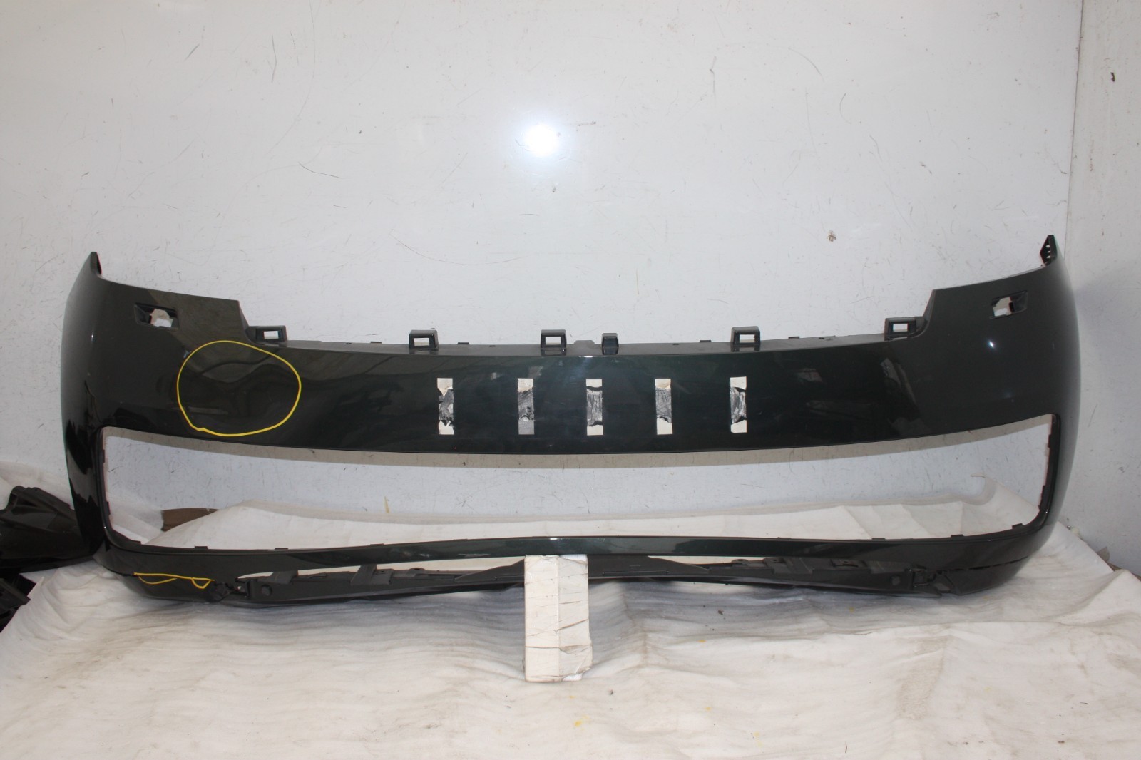 Range Rover Vogue L460 Front Bumper 2021 ON M8E2-17F003-A Genuine *DAMAGED*
