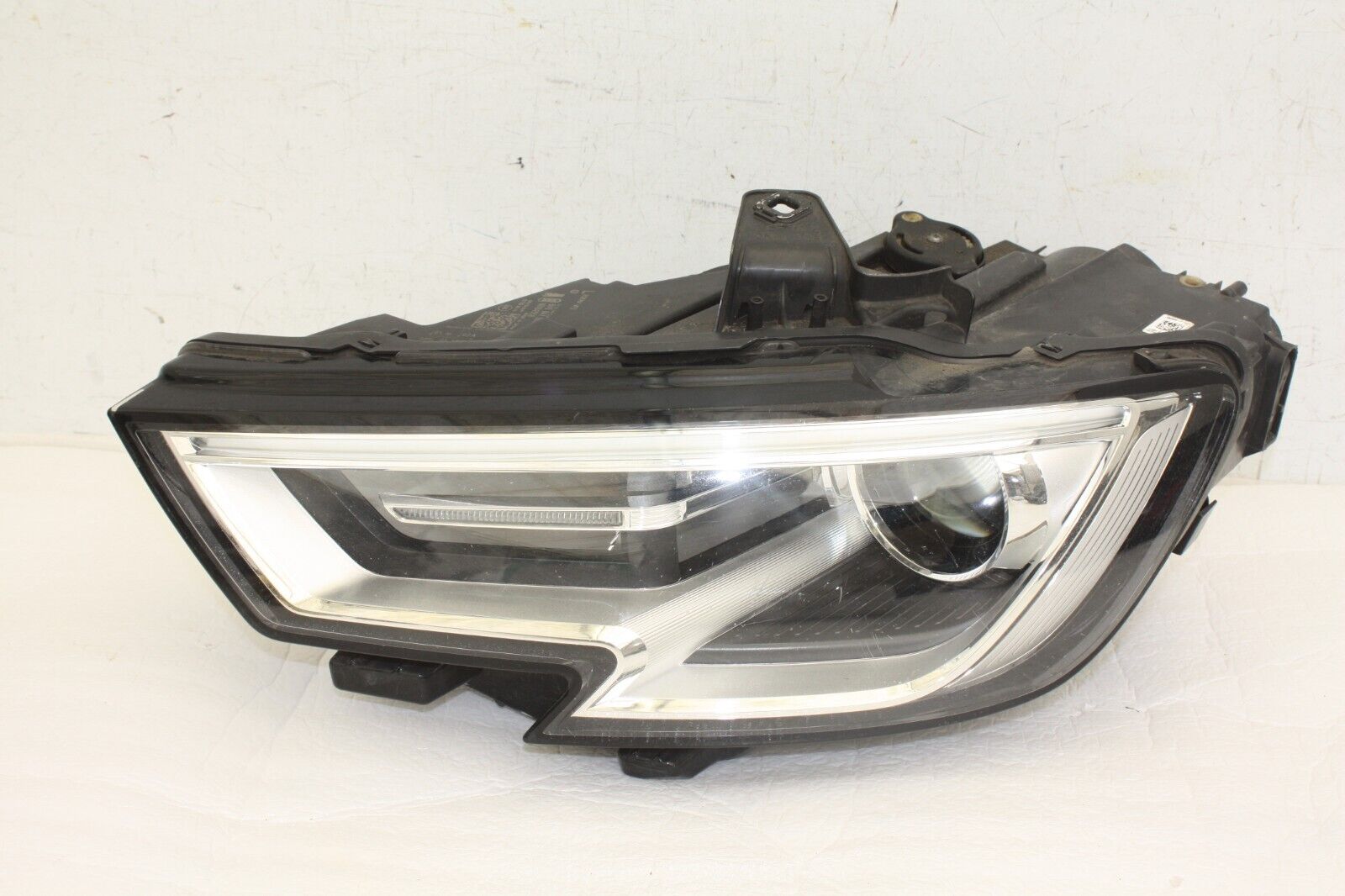 Audi A3 Left Side Xenon Headlight 2016-2020 8V0941005F Genuine *ONE LUG DAMAGED*