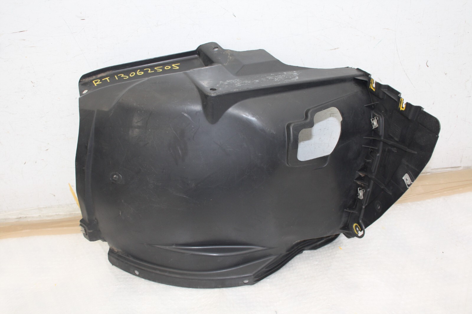 BMW 1 Series E87 Front Right Side Splash Guard 04 TO 11 51717059376 *DAMAGED*