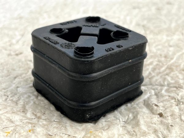 BMW 6 F06 F12 F13 Rear Bumper Exhaust Rubber Mounting 11 18 18207589950 Genuine 178319066069 10