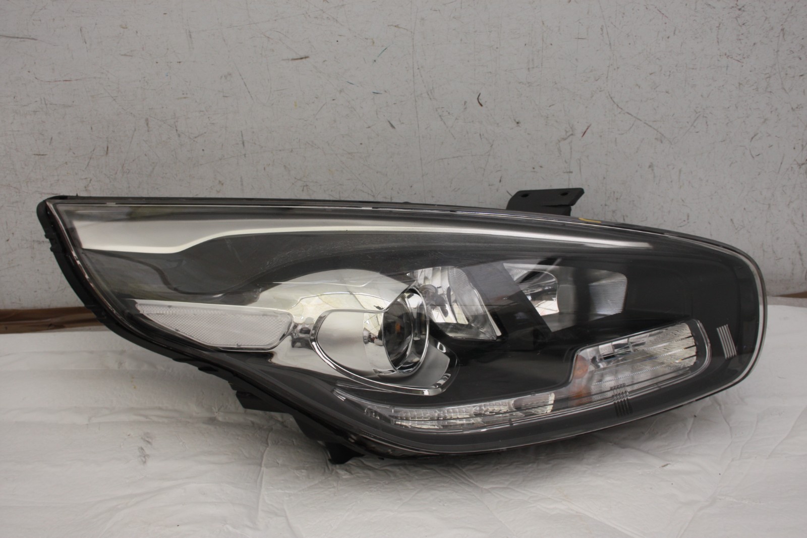 Kia Carens Right Side Headlight 2013 TO 2017 Genuine *DAMAGED*