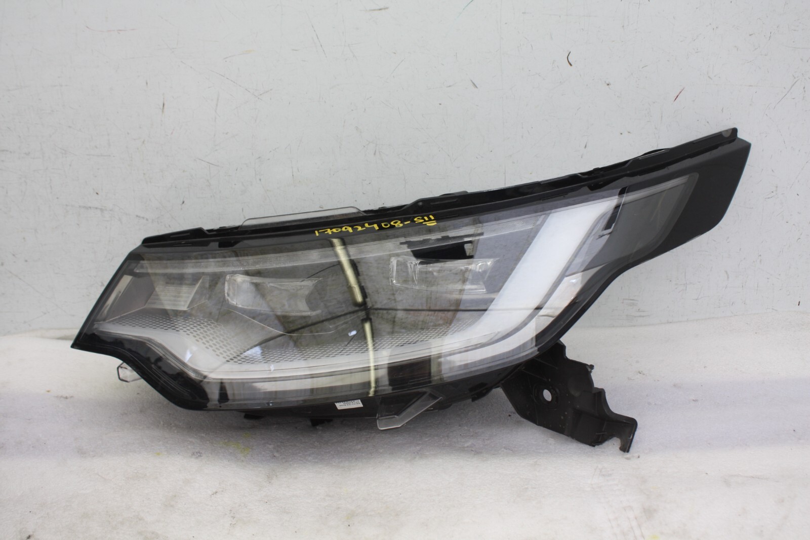 Land Rover Discovery Left Side LED Headlight 2021 ON MY42-13W030-GB *DAMAGED*