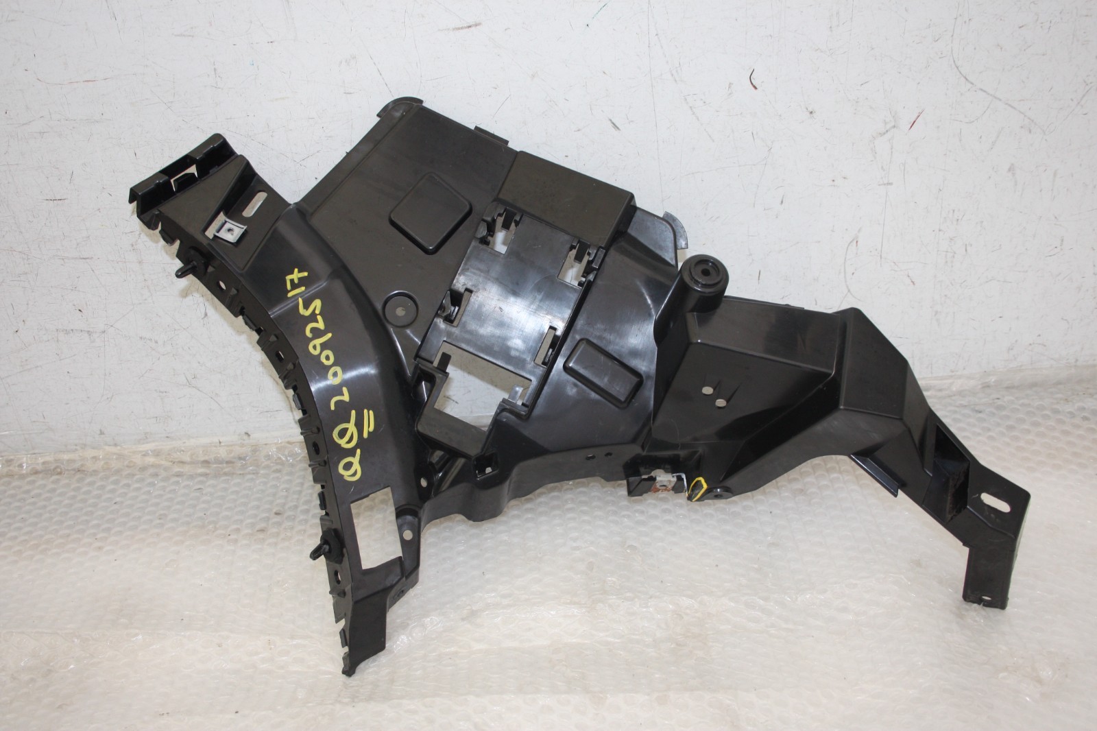 Range Rover Evoque Rear Bumper Right Bracket 2019 ON M8D2-17B930-A *DAMAGED*